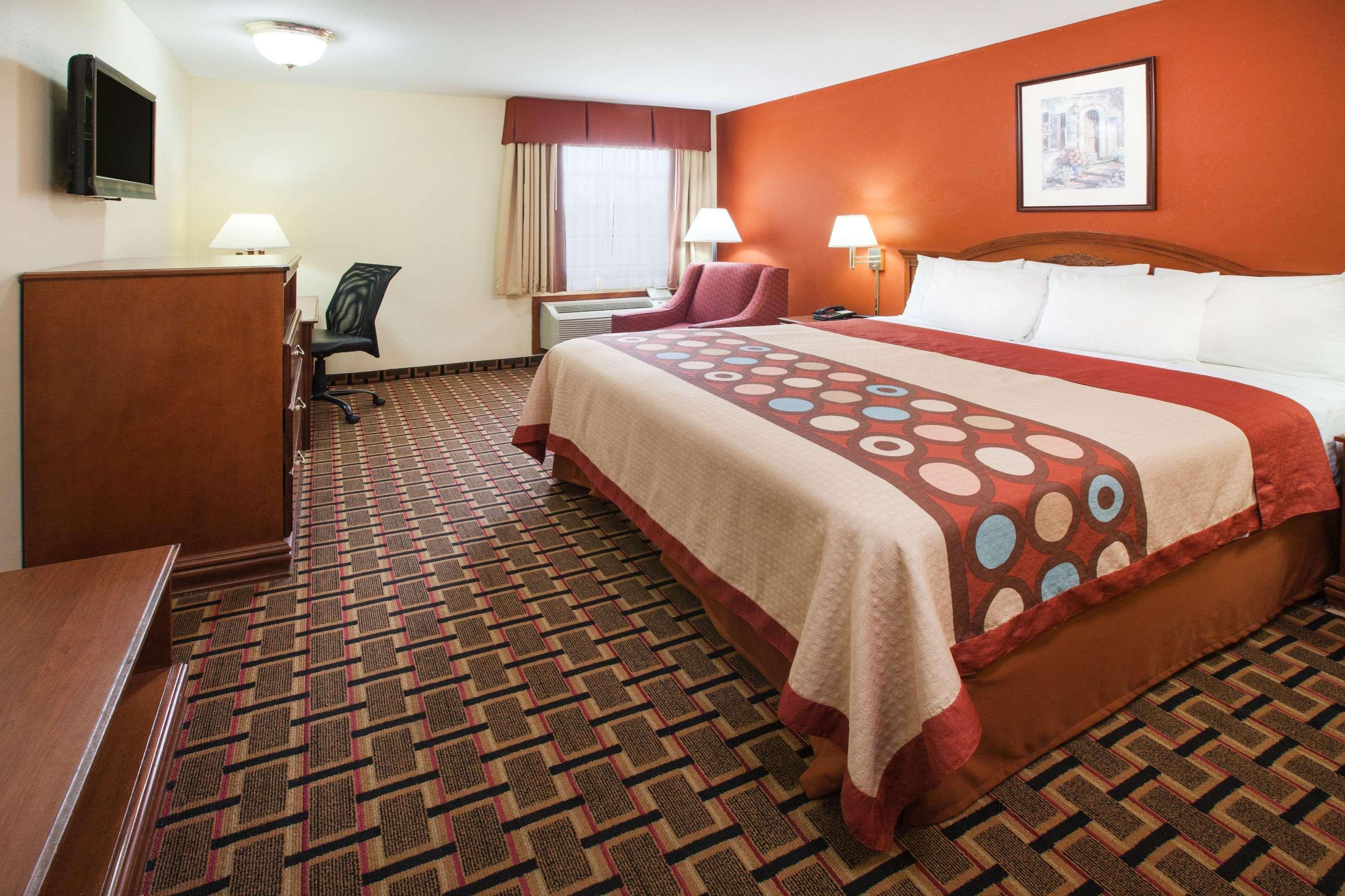 Super 8 By Wyndham White Hall Екстериор снимка